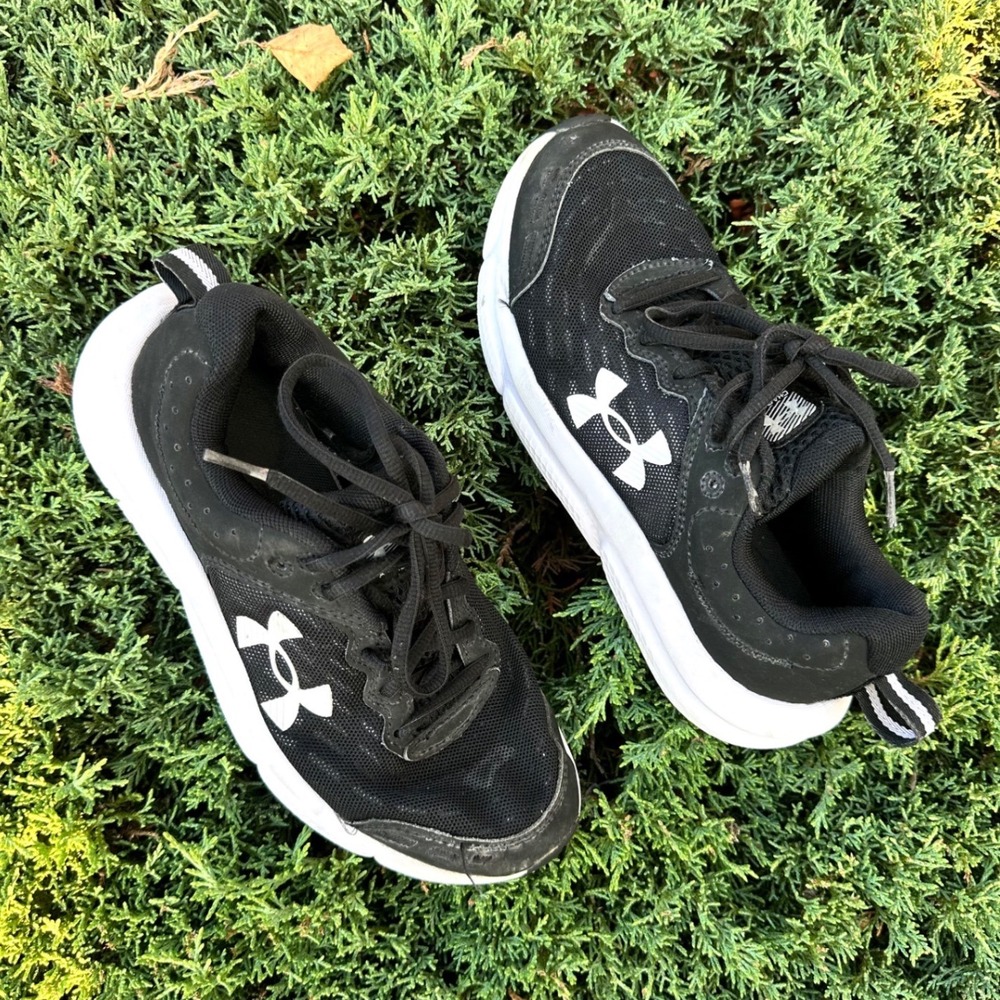 Under Armour Charged Assert 10 Big Kids Athletic Shoes Black White Size 4.5Y